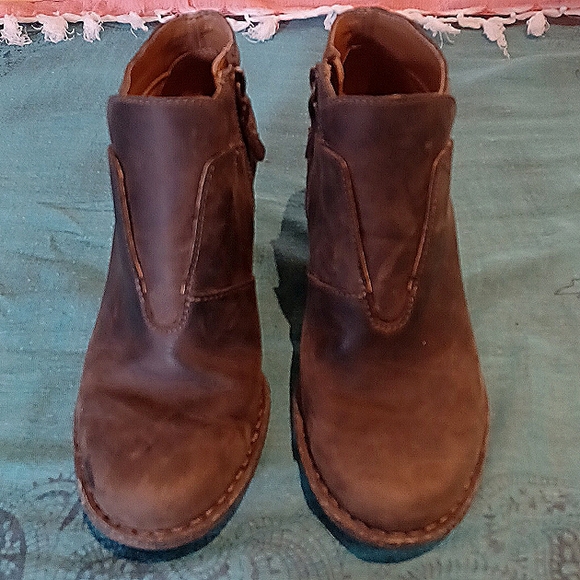Brown leather booties size 7  Unstructured by Clarks~ SO cute - Picture 2 of 8